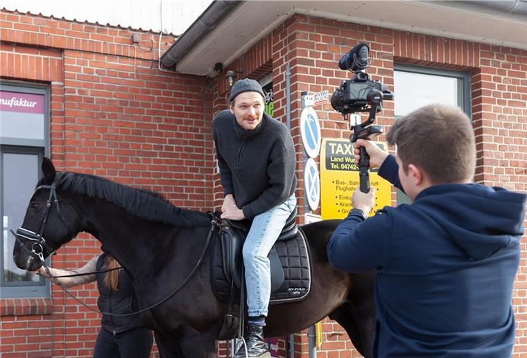 Per Video: Gemeinde Wurster Nordseeküste sucht Jugendpfleger Vom Dorumer Bahnhof aus geht es für Schauspieler Leon Häder auf dem Wallach Hamilton zum Strand. Student Dastin Liedke filmt das Geschehen.