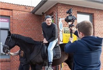 Vom Dorumer Bahnhof aus geht es für Schauspieler Leon Häder auf dem Wallach Hamilton zum Strand. Student Dastin Liedke filmt das Geschehen.
