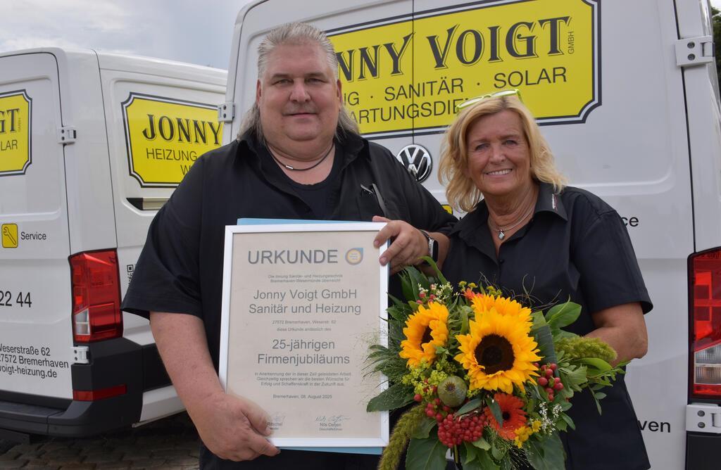 Jonny Voigt hält eine Urkunde in Händen.