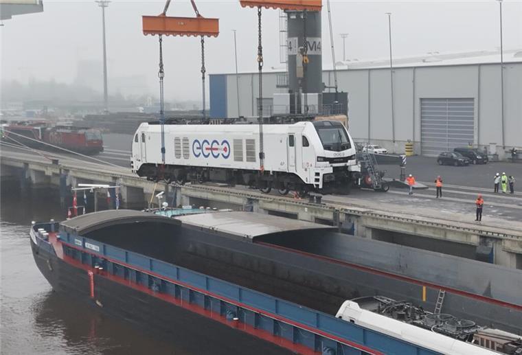 Nach Brücken-Crash: Hier werden die Loks aus der Wesermarsch ausgeschifft Braker Hafen