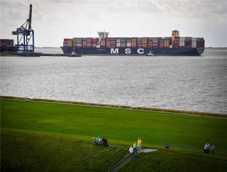 Vom Ochsenturm in Imsum hatte man einen guten Blick auf das größte Containerschiff der Welt.