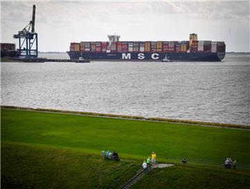 Vom Ochsenturm in Imsum hatte man einen guten Blick auf das größte Containerschiff der Welt.
