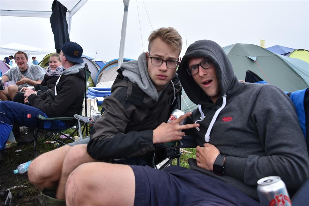 Vom Regen lassen die Besucher ihre Laune nicht verderben. 