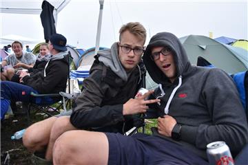 Vom Regen lassen die Besucher ihre Laune nicht verderben. 