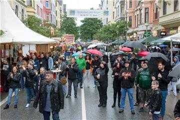 Vom Regen ließen sich die Besucher das Fest nicht vermiesen.