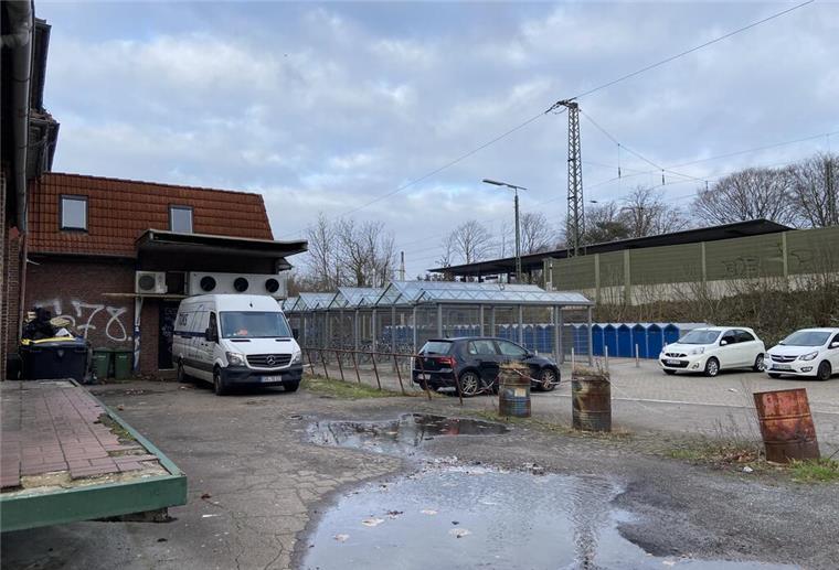 Bahnhof Lehe: Wann wird die Station wieder richtig einladend? Vom Süden her kommt der Fußgänger über diesen Hinterhof zum Leher Bahnhof.