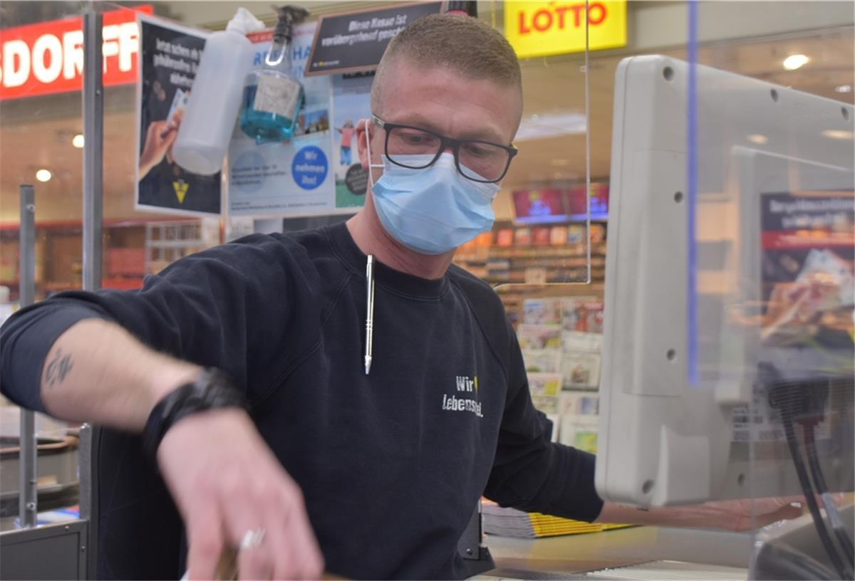Vom Tresen an die Kasse: Brasserie-Betreiber René Kittel (37) arbeitet derzeit bei Edeka an der Kasse. Seine Gastronomie am Nordenhamer Marktplatz ist seit Anfang November für Gäste geschlossen. Wie ihm geht es einigen Gastronomen.