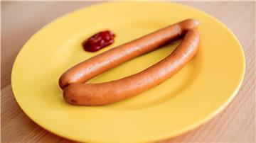Vom Verzehr der Würstchen nach dem 26. Dezember 2024 wird abgeraten. (Symbolbild)