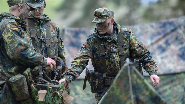 Vom Altenheim zum Reservisten: Ex-Zivis melden sich zum Bund Vom „Zivi“ zum Heimatschutz - Verweigerer melden sich nachträglich für die Bundeswehr (Symbolbild).