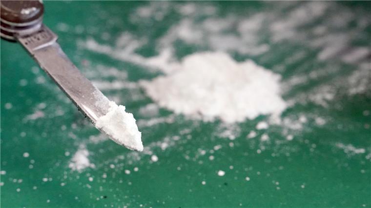 Schmuggler mit Kokain im Wert über 400.000 Euro geschnappt Vom Zoll sichergestelltes Kokain auf der Spitze eines Taschenmessers.