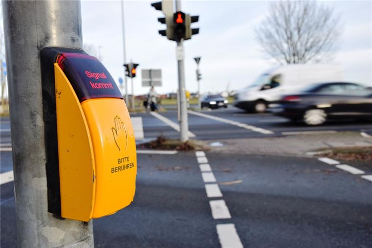 Von 22 bis 6 Uhr morgens wird die Ampel an der Kreuzung B212/Oldenburger Straße/Ellwürder Straße abgeschaltet. Fußgänger müssen die Bundesstraße dann ohne den Schutz einer Ampel queren.