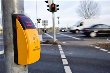 Von 22 bis 6 Uhr morgens wird die Ampel an der Kreuzung B212/Oldenburger Straße/Ellwürder Straße abgeschaltet. Fußgänger müssen die Bundesstraße dann ohne den Schutz einer Ampel queren.