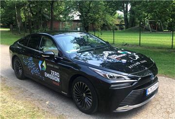 Von außen ein schnittiges Auto, unterm Blech modernste Technik: Dieser Toyota Mirai fährt einer Wasserstoff-Brennzelle.