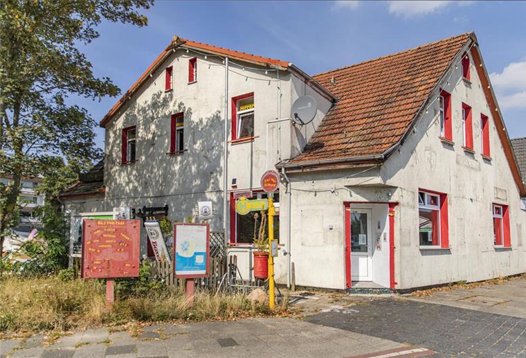 Kaum wiederzuerkennen! Das wird nun aus Bremerhavens ehemaliger Ferrari-Kneipe Ein Mann vor einem leer stehenden Haus.