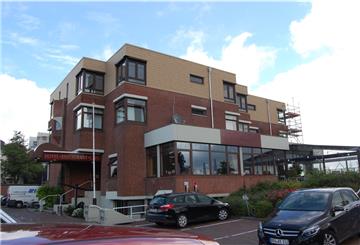 Von außen sind die Arbeiten abgeschlossen. Wiechmanns Weserhotel hat nun ein weiteres Stock, in dem zwölf Zimmer entstehen.