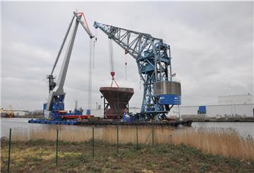 Von Bremen über die Weser und durch den Fischereihafen bringt dieser Verbund aus zwei Schwimmkränen eine Bugsektion für eine ägyptische Fregatte zur Lunehalle. 