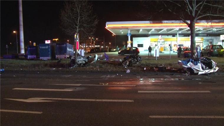 Frontalcrash mit Baum: Zwei junge Männer sterben nach Todesfahrt mit BMW M3 Von dem BMW M3 blieben nach dem Unfall auf der Bundesstraße 6 nur noch Trümmerteile übrig. Der 26 Jahre alte Fahrer und sein 22 jähriger Beifahrer kamen bei dem Unfall ums Leben.