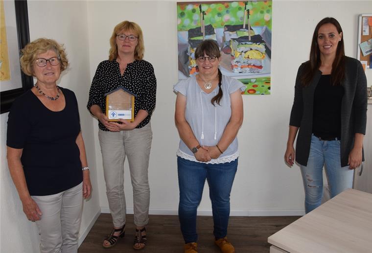 Gartenpforten-Besucher spenden 2300 Euro Von dem Geld wird ein Deutschkursus für Grundschulkinder mit Migrationshintergrund angeboten. Von links: Anne Allmers (1. Vorsitzende des Kinderschutzbund-Ortsverbands Nordenham, die Gärtnerinnen Dagmar Allmers-Plump und Annette Düser sowie Anneke Bessel (Geschäftsführerin des Kinderschutzbund-Ortsverbands Nordenham).
