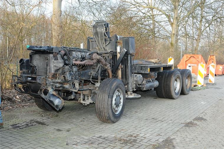 Lkw-Diebe in Beverstedt auf frischer Tat ertappt Von dem gestohlenen Lkw ist nicht mehr viel übrig geblieben. Die Polizei hat die Täter in Beverstedt festgenommen.