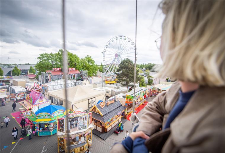 Große Eröffnung des Frühjahrsmarktes in Bremerhaven Von dem neuen Hochfahrgeschäft hat man einen guten Blick über den Bremerhavener Frühjahrsmarkt.