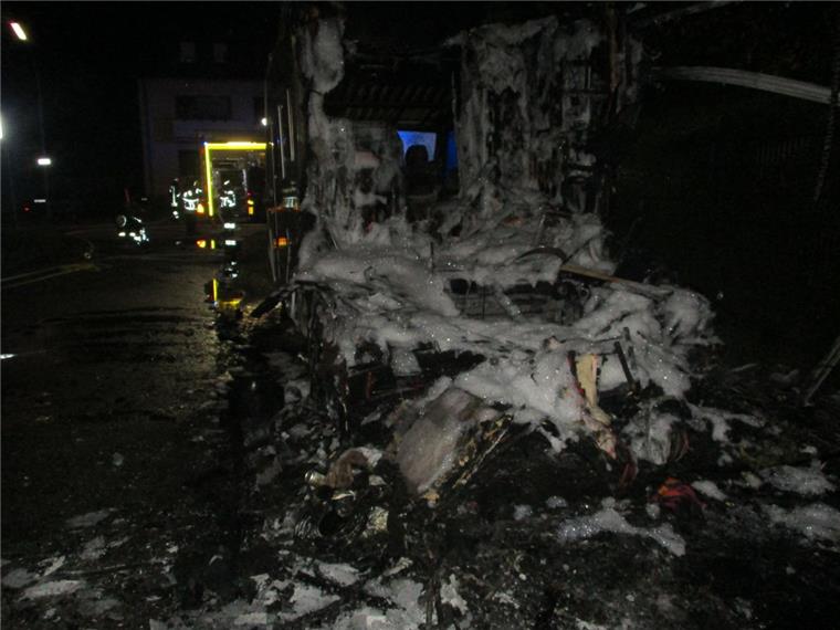 Wohnmobil brennt in Wulsdorf völlig aus Von dem Wohnmobil in Bremerhaven-Wulsdorf blieb nicht viel über.