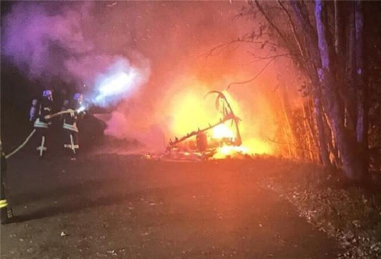 Wieder brennt ein Lovemobil: Fünfter Fall in den vergangenen Jahren an der B73 Von dem Wohnwagen an der B73, der von Prostituierten genutzt wurde, ist nur noch Schutt und Asche übrig.