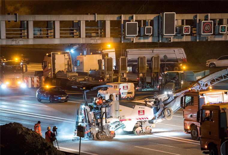 Hamburg: A7 voll gesperrt - drei Brücken werden abgerissen Baufahrzeuge fahren auf der gesperrten Autobahn A7 in Höhe der Anschlussstelle Othmarschen