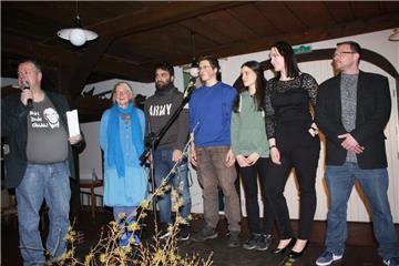 Von den abwechslungsreichen Beiträgen der Riege der Poetry Slammer waren Moderator Timo Gerkens (links) und das Publikum begeistert (von links): Eleonore Born, Ibrahim Idris, David Onnen, Stephanie Bastos Rebelo, Andrea Eckermann und Martin Stange.