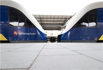 Triebwagen der NordWestBahn stehen auf einem Gleis im Hauptbahnhof von Osnabrück. 