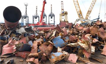 Von den Containerbrücken bleibt nur Schrott übrig. Foto Scheer