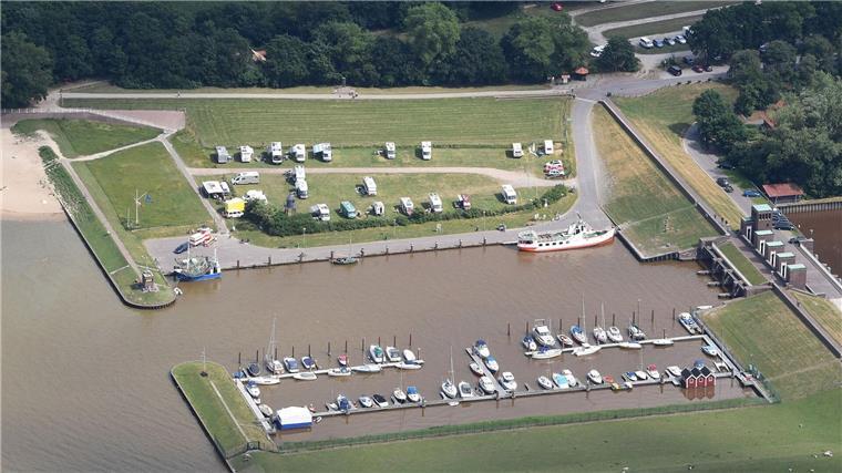 Von den neuen Ladesäulen in den Häfen sollen Boote und Autos profitieren. (Archivbild)