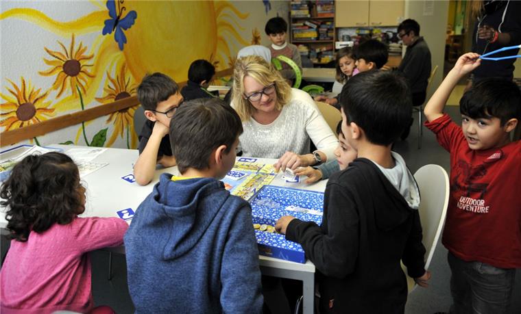Flüchtlingskinder vor der Tür der Sonnenblume in Leherheide Sonnenblume Flüchtlinge