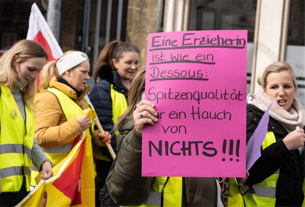 Bremerhaven: Warnstreiks in acht Einrichtungen Erzieherinnen halten ein pinkes Plakat in der Hand.