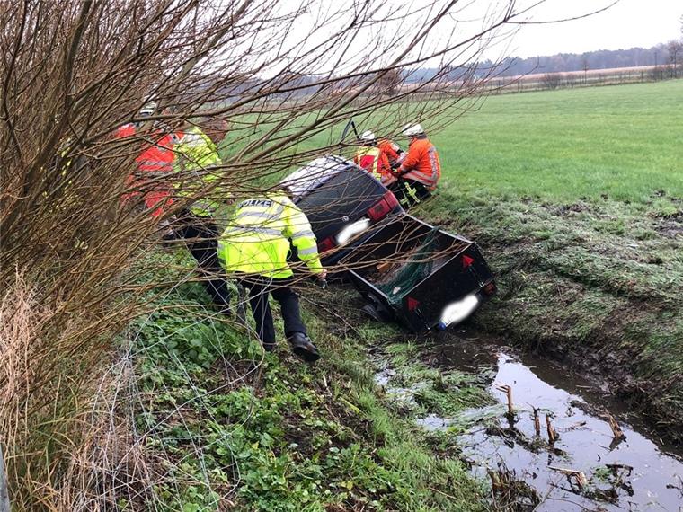 Spektakulärer Unfall auf A1: Gespann landet im Graben neben der Autobahn Von der Autobahn nicht zu sehen: Hinter Busch und Baum verborgen befand sich die Unfallstelle.