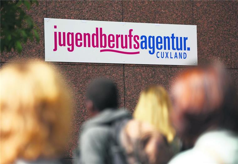 Kreis gründet Jugendberufsagentur Von der Berufsschule über Jugend- und Sozialamt bis hin zur Arbeitsagentur: In der Jugendberufsagentur, die der Kreis ins Leben rufen will, sollen alle Behörden, die sich um junge Leute und ihren Berufseinstieg kümmern, an einem Ort zusammenarbeiten.