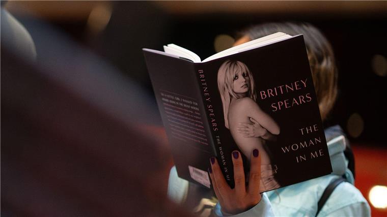USA: Spears-Autobiografie 1,1 Millionen Mal verkauft Von der deutschsprachigen Ausgabe von „The Woman in Me“ wurden hierzulande bereits 120.000 Exemplare ausgeliefert, wie der Pengiun Verlag mitteilt.