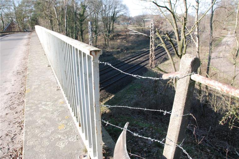 Von der Eisenbahnbrücke aus geht es fünf Meter tief auf die Schienen. Der Tatverdächtige soll hier in Stubben-Elfershude gedroht haben, seine schwangere Ex-Freundin hinabzustoßen.