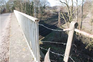 Von der Eisenbahnbrücke aus geht es fünf Meter tief auf die Schienen. Der Tatverdächtige soll hier in Stubben-Elfershude gedroht haben, seine schwangere Ex-Freundin hinabzustoßen.