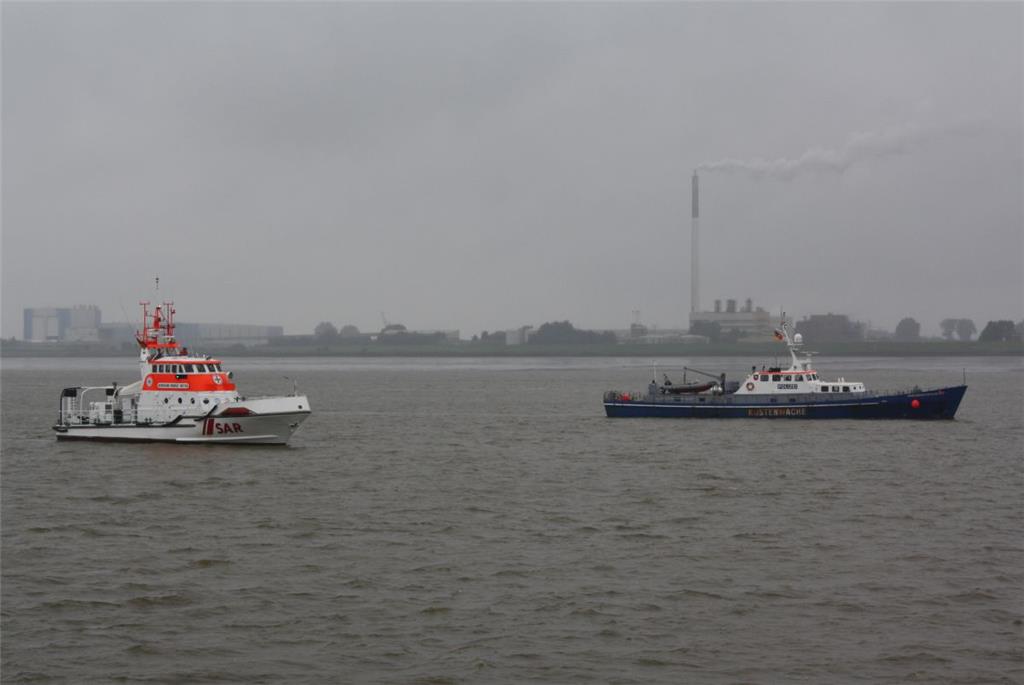 Von der Ferne sah es zunächst nach einem Großeinsatz auf der Weser aus.