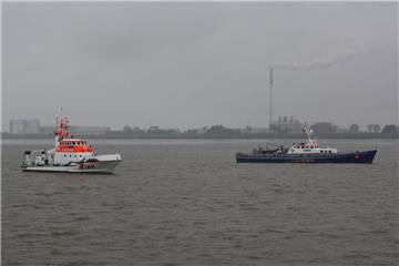 Von der Ferne sah es zunächst nach einem Großeinsatz auf der Weser aus.