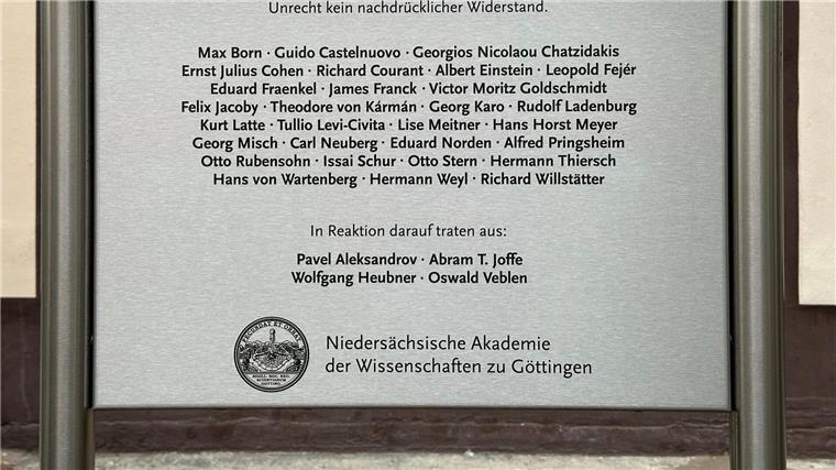 Gedenktafel für verfolgte Wissenschaftler gestohlen Von der Gedenktafel sind laut der Akademie der Wissenschaften nur noch zwei Löcher im Boden übrig.