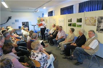 Von der großen Sturmflut im Jahr 1962 berichteten Zeitzeugen im Nationalpark-Haus Museum Fedderwardersiel. Viele Besucher verfolgten die zum Teil sehr emotionalen Schilderungen.