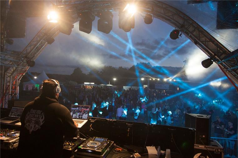 Wir haben die schönsten Bilder vom Wehdeler Festival "Die Heide brennt" Von der Hauptbühne des DJ-Kollektivs Jens Roggenkamp von LiTo Donnern, Andre Nalin sowie Rob & Chris ging die größte Anziehungskraft fürs Partyvolk aus.