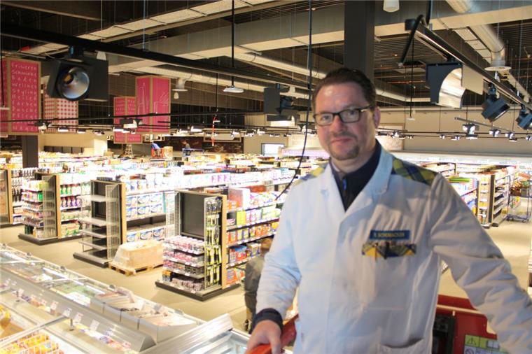 Von der Hebebühne aus hat er alles im Blick: Roy Schomacker  Foto Gehrke