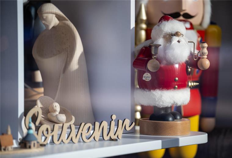 Von der hölzernen Weihnachtsmann-Figur bis zur funkelnden Lichterkette - alles, was nach Weihnachten aussieht, kann bei der Tauschbörse abgegeben und mitgenommen werden. (Symbolbild)