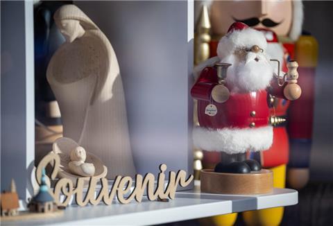 Von der hölzernen Weihnachtsmann-Figur bis zur funkelnden Lichterkette - alles, was nach Weihnachten aussieht, kann bei der Tauschbörse abgegeben und mitgenommen werden. (Symbolbild)