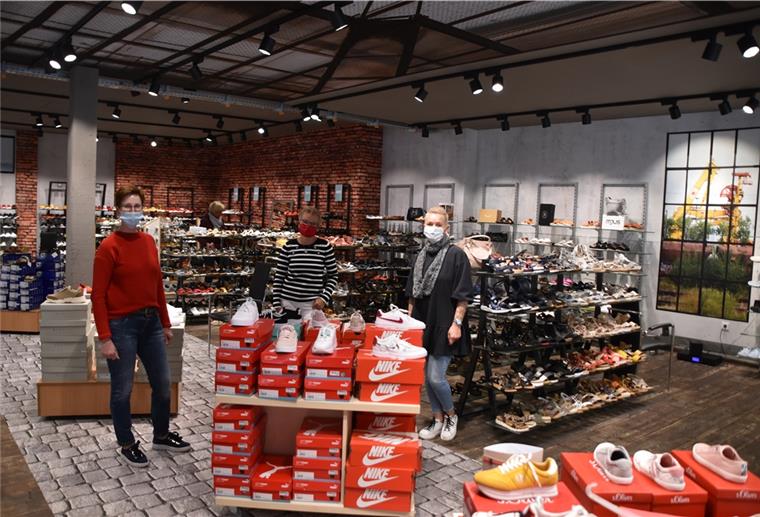 Trotz Maskenpflicht kann das Einkaufen Spaß machen Von der im Laden ansässigen Post profitiert Fasting Schuhmode. Von links: Heike Koopmann, Ivonne Winkelsesser und Rita Raßmann.