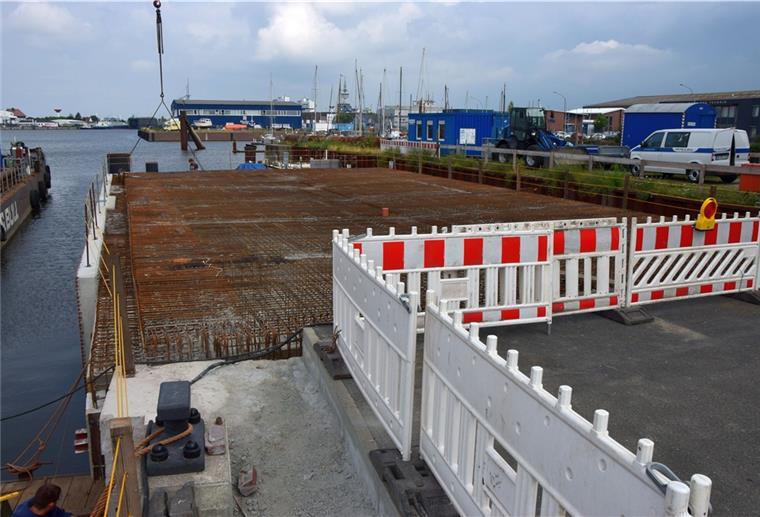 Kaje am Thünen-Institut 25 Meter verlängert Von der Kajen-Kante bis zur Wasseroberfläche wirde die neue Kaje mit einer Vorhangfassade (links im Bild) aus Klinker verblendet. In dieser Woche soll die Fläche betoniert werden.