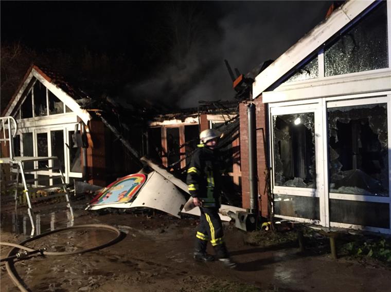 Von der Kita Schiffdorf ist durch das Feuer am Sonntagmorgen nicht mehr viel übrig. 