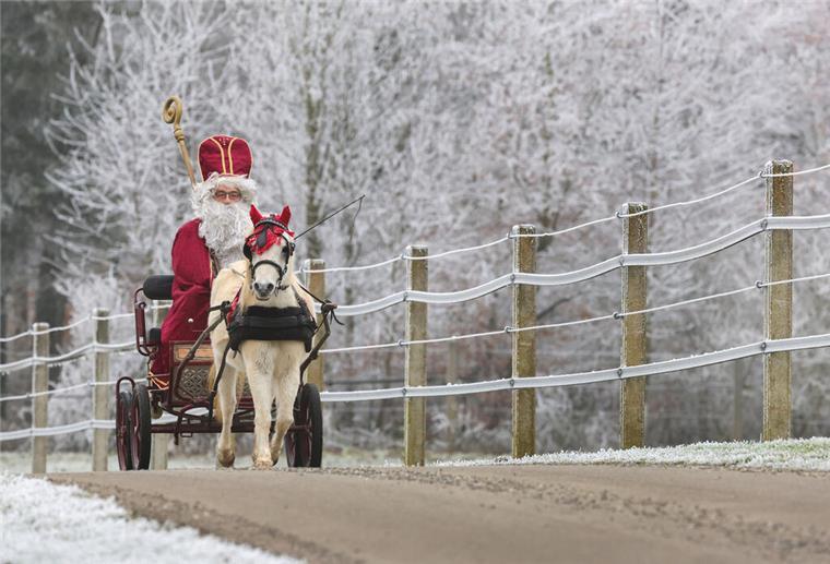 Nikolaustag im Norden: Nikolausumzug und maritime Bräuche in Bremerhaven Nikolaus mit Kutsche